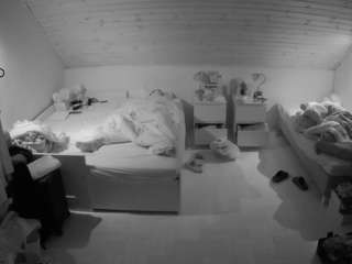 voyeurcam-julmodels-greybed-3 camsoda