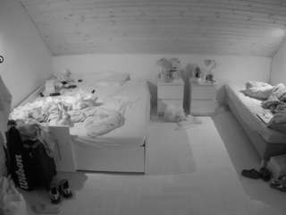 voyeurcam-julmodels-greybed-3