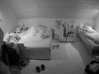 voyeurcam-julmodels-greybed-3 camsoda