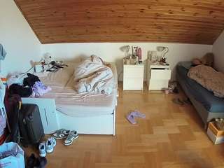 voyeurcam-julmodels-greybed-3