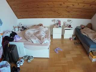 voyeurcam-julmodels-greybed-3