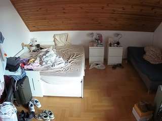 voyeurcam-julmodels-greybed-3