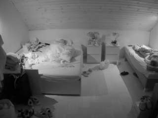 voyeurcam-julmodels-greybed-3