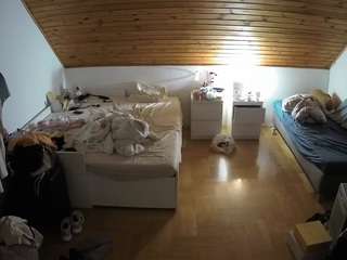 voyeurcam-julmodels-greybed-3