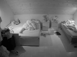 voyeurcam-julmodels-greybed-3