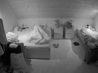 voyeurcam-julmodels-greybed-3