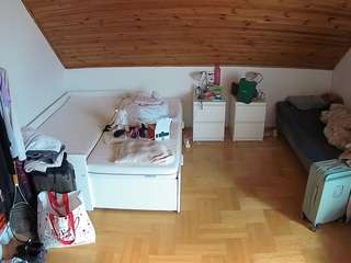 voyeurcam-julmodels-greybed-3