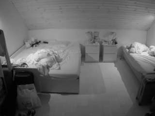 voyeurcam-julmodels-greybed-3