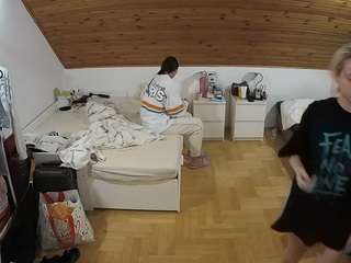 voyeurcam-julmodels-greybed-3