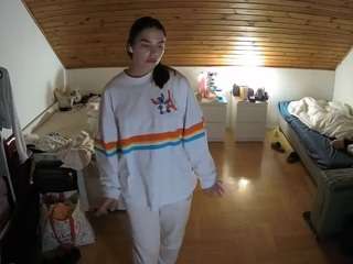 voyeurcam-julmodels-greybed-3