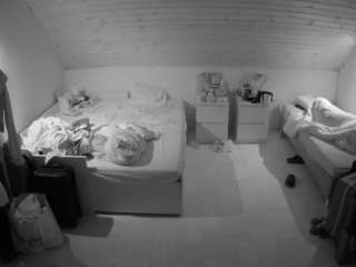 voyeurcam-julmodels-greybed-3