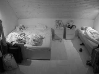 voyeurcam-julmodels-greybed-3