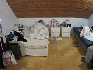 voyeurcam-julmodels-greybed-3