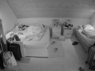 voyeurcam-julmodels-greybed-3