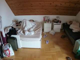 voyeurcam-julmodels-greybed-3