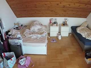 voyeurcam-julmodels-greybed-3