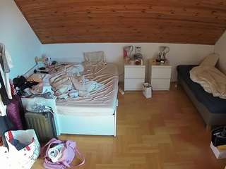 voyeurcam-julmodels-greybed-3