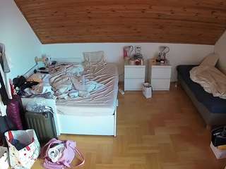 voyeurcam-julmodels-greybed-3