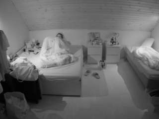 voyeurcam-julmodels-greybed-3