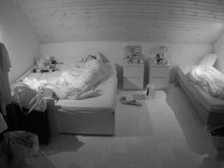 voyeurcam-julmodels-greybed-3