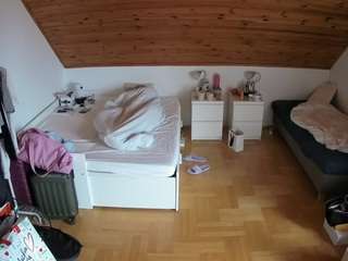 voyeurcam-julmodels-greybed-3