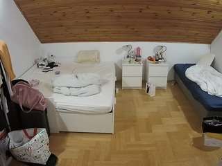 voyeurcam-julmodels-greybed-3