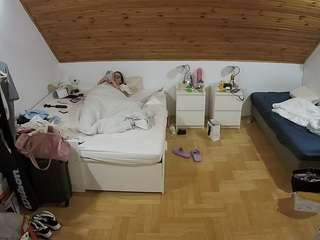 voyeurcam-julmodels-greybed-3 camsoda