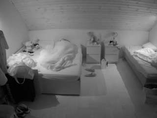 voyeurcam-julmodels-greybed-3