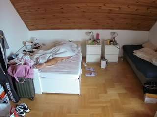 voyeurcam-julmodels-greybed-3