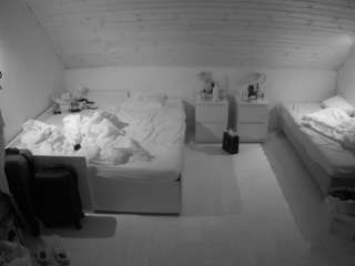 voyeurcam-julmodels-greybed-3