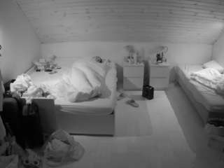 voyeurcam-julmodels-greybed-3