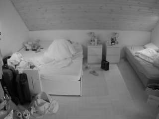 voyeurcam-julmodels-greybed-3