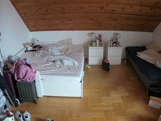 voyeurcam-julmodels-greybed-3