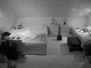 voyeurcam-julmodels-greybed-3