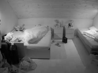 voyeurcam-julmodels-greybed-3
