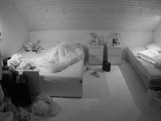 voyeurcam-julmodels-greybed-3