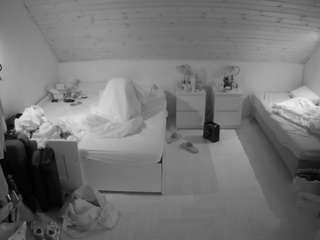 voyeurcam-julmodels-greybed-3