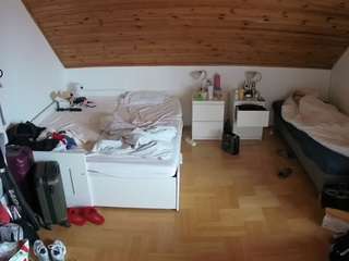 voyeurcam-julmodels-greybed-3