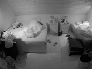 voyeurcam-julmodels-greybed-3