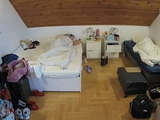 voyeurcam-julmodels-greybed-3