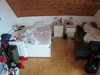 voyeurcam-julmodels-greybed-3
