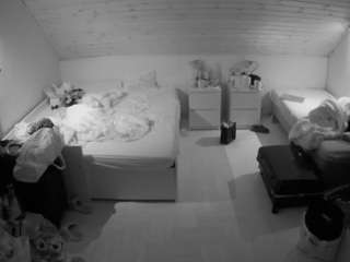 voyeurcam-julmodels-greybed-3