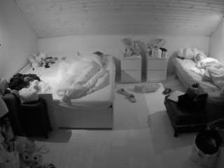 voyeurcam-julmodels-greybed-3
