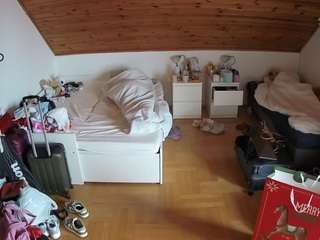 voyeurcam-julmodels-greybed-3