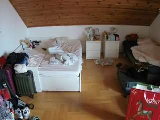 voyeurcam-julmodels-greybed-3