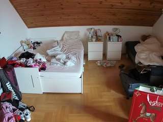 voyeurcam-julmodels-greybed-3