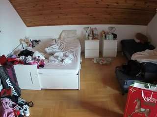 voyeurcam-julmodels-greybed-3