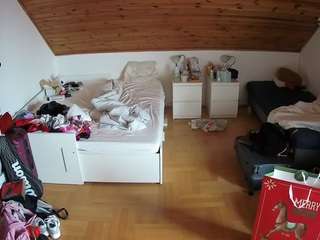 voyeurcam-julmodels-greybed-3