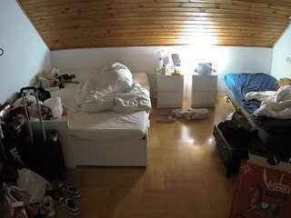 voyeurcam-julmodels-greybed-3