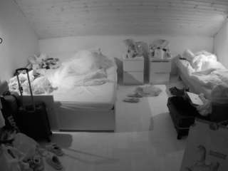 voyeurcam-julmodels-greybed-3